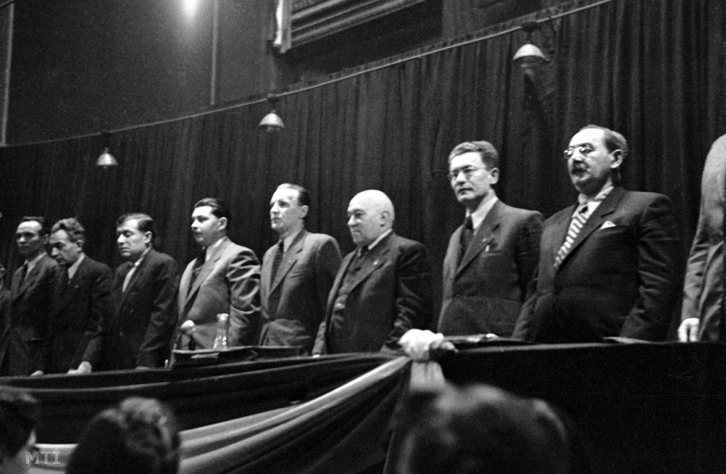Kommunista vezetők 1948. január 12-én balról jobbra: Rajk László, Gerő Ernő, Kossa István, Kovács István, Kádár János, Rákosi Mátyás, Révai József és Nagy Imre (kép: index.hu)