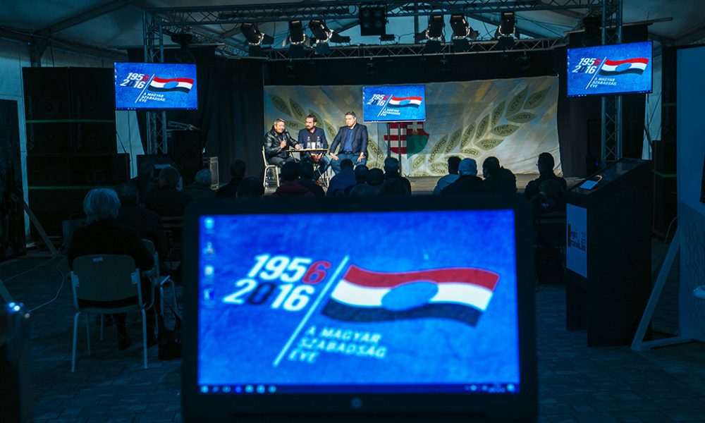 „Emberileg is hitvány, hogy a Népszabadság újságírói nem állják a csapásokat, hanem hisztiznek” – Bayer-Szentesi est a Pesti Srácok Emlékparkban