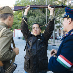 Hagyományőrző korhű katonai ruhában a Pesti srácok emlékparkban a fővárosi VIII. kerületi Horváth Mihály téren Az 1956-os forradalom és szabadságharc 60. évfordulója alkalmából megnyílt parkban október 23-áig rendezvénysorozatot tartanak: előadásokat, vitákat és koncerteket. 2016.10.22. Fotó: Horváth Péter Gyula